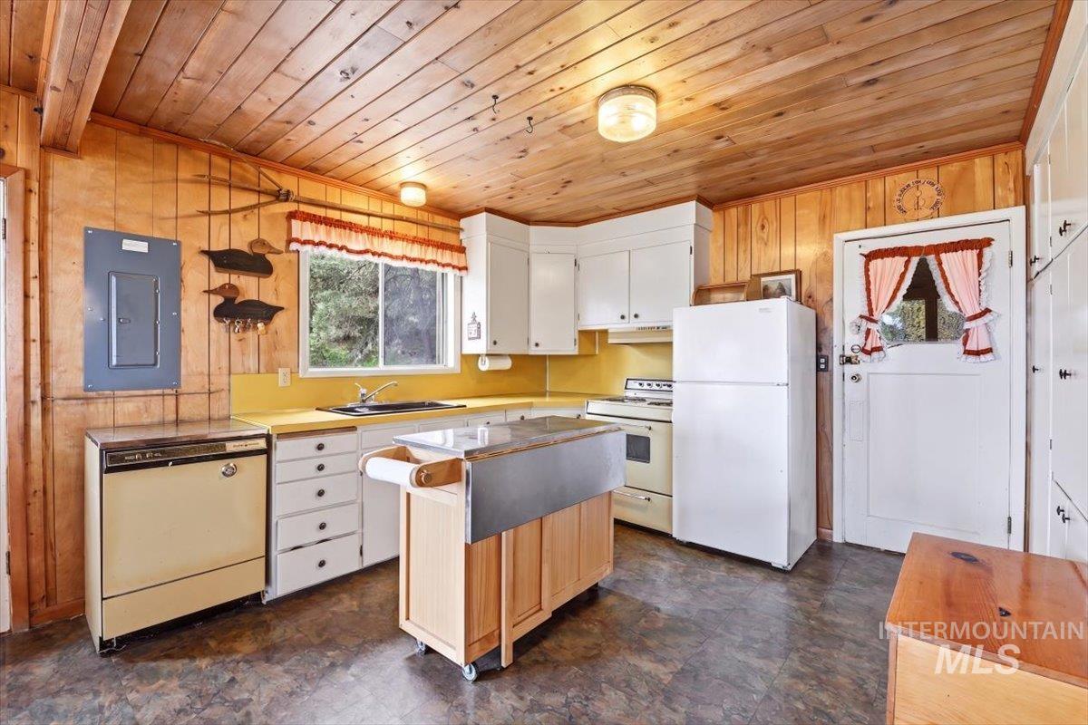 2 Cub Trl, Cascade, Idaho 83611, 2 Bedrooms, 1 Bathroom, Residential For Sale, Price $450,000,MLS 98989140