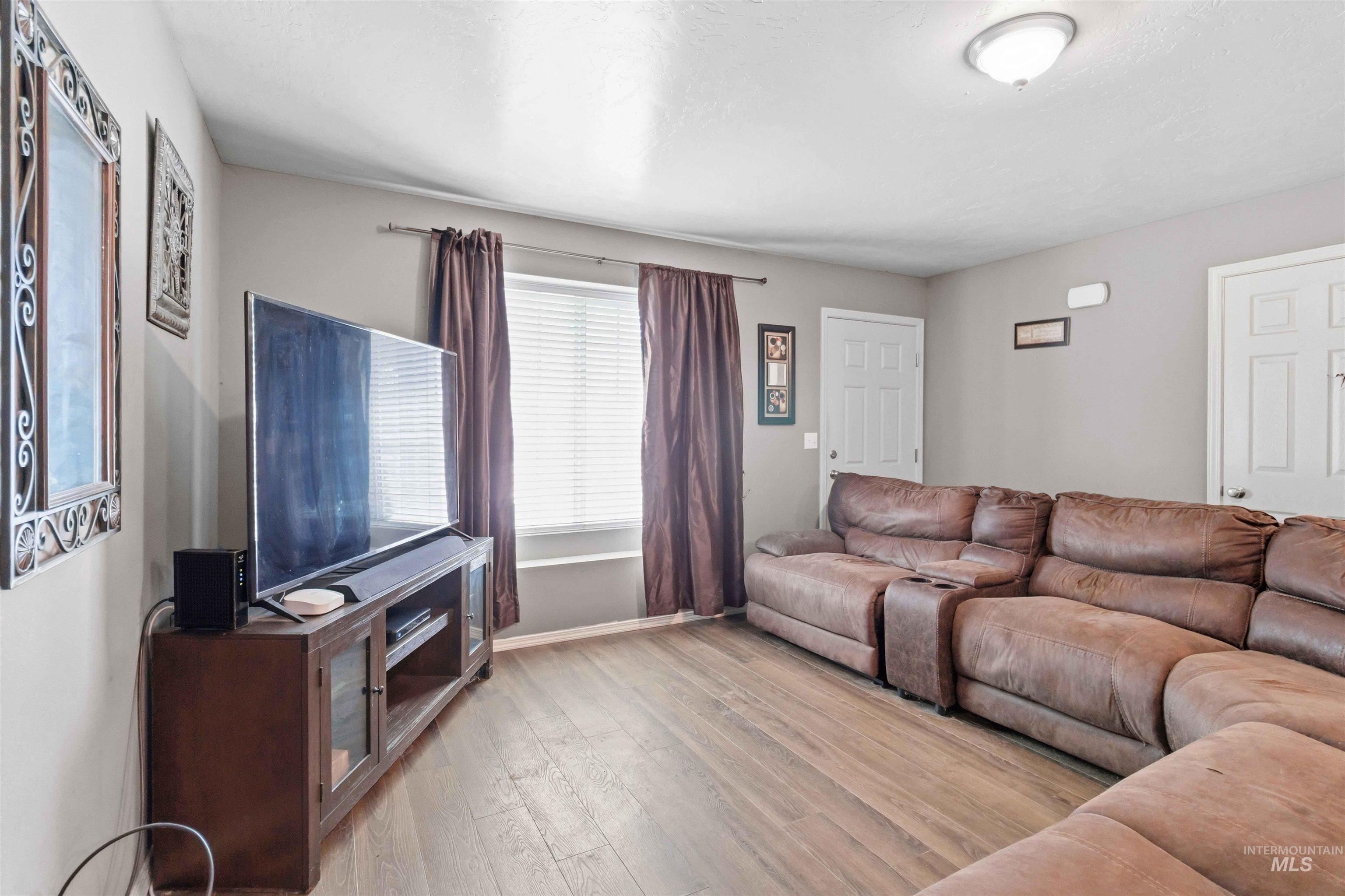 5506 S Pepperview Way, Boise, Idaho 83709, 3 Bedrooms, 2 Bathrooms, Residential For Sale, Price $389,900,MLS 98989165