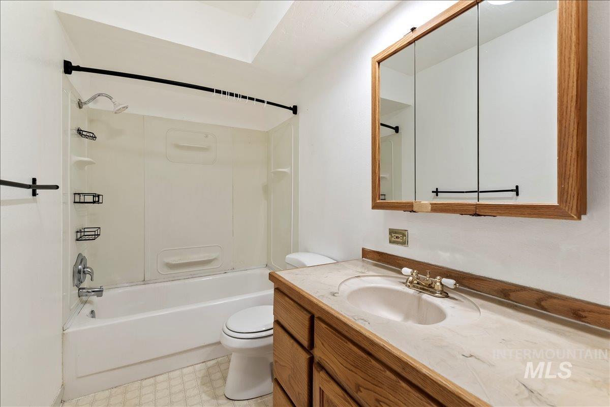 3185 E Springwood Dr, Meridian, Idaho 83642, 3 Bedrooms, 2 Bathrooms, Residential For Sale, Price $449,900, 98989169