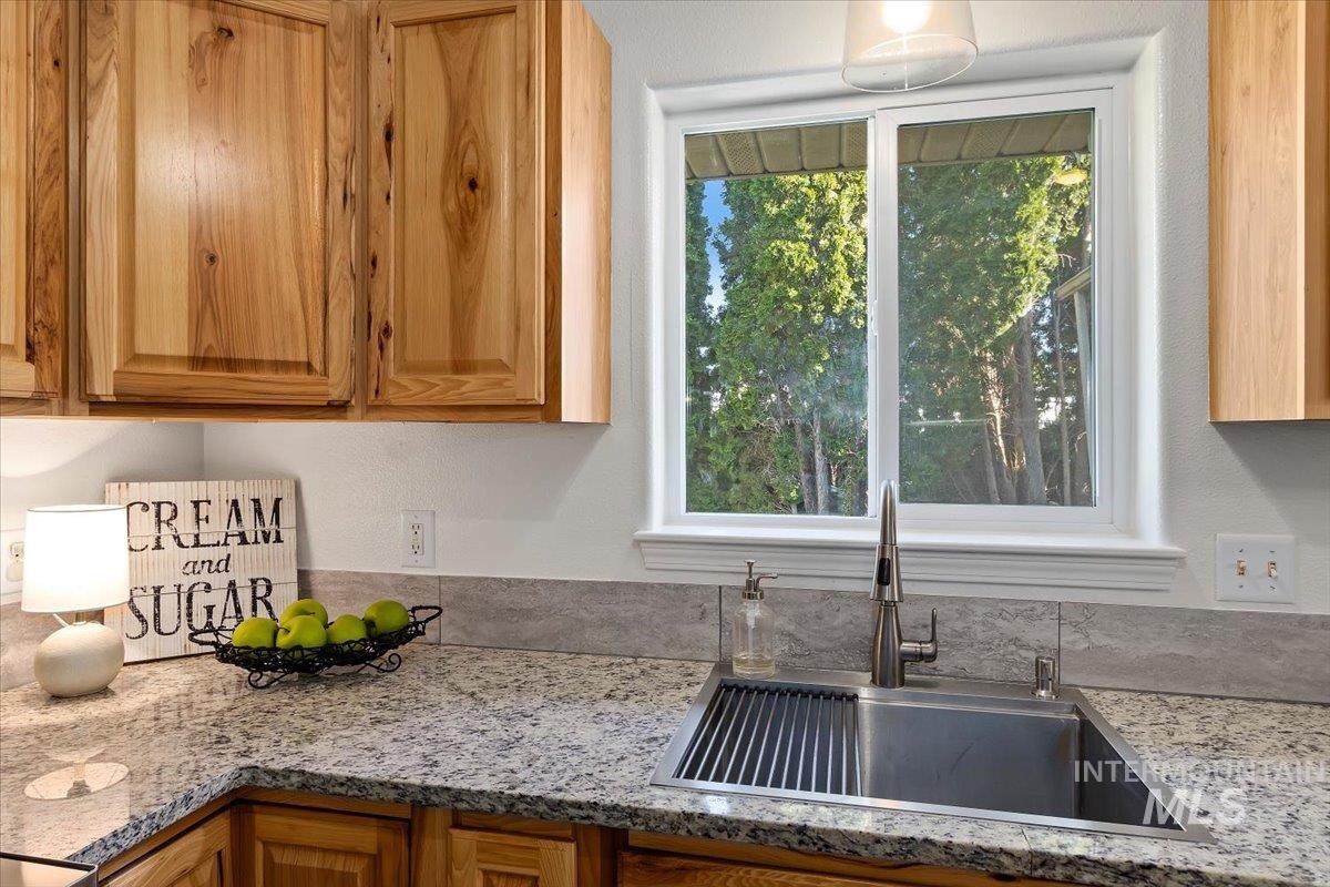 2797 Paintbrush Dr, Twin Falls, Idaho 83301-7571, 3 Bedrooms, 2 Bathrooms, Residential For Sale, Price $389,900,MLS 98989212