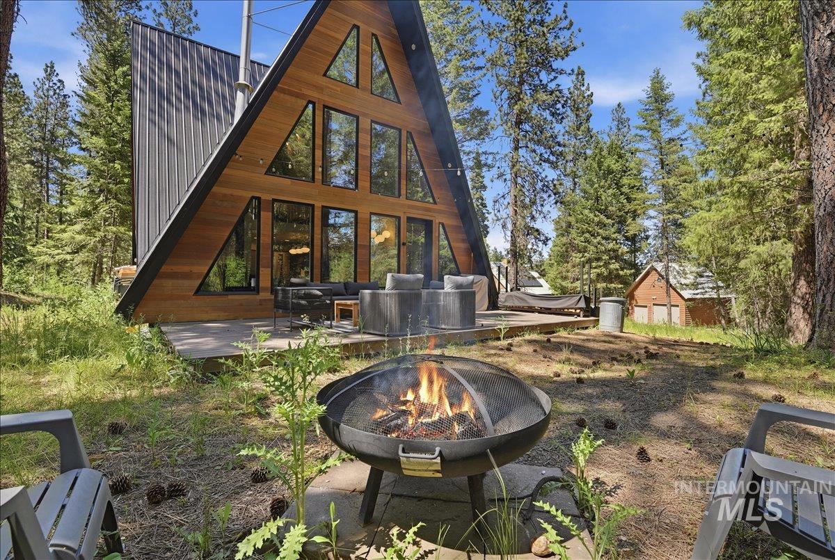 64 Fairway Dr, Garden Valley, Idaho 83622, 2 Bedrooms, 2 Bathrooms, Residential For Sale, Price $679,900,MLS 98989231
