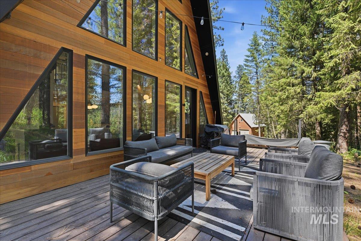 64 Fairway Dr, Garden Valley, Idaho 83622, 2 Bedrooms, 2 Bathrooms, Residential For Sale, Price $679,900,MLS 98989231