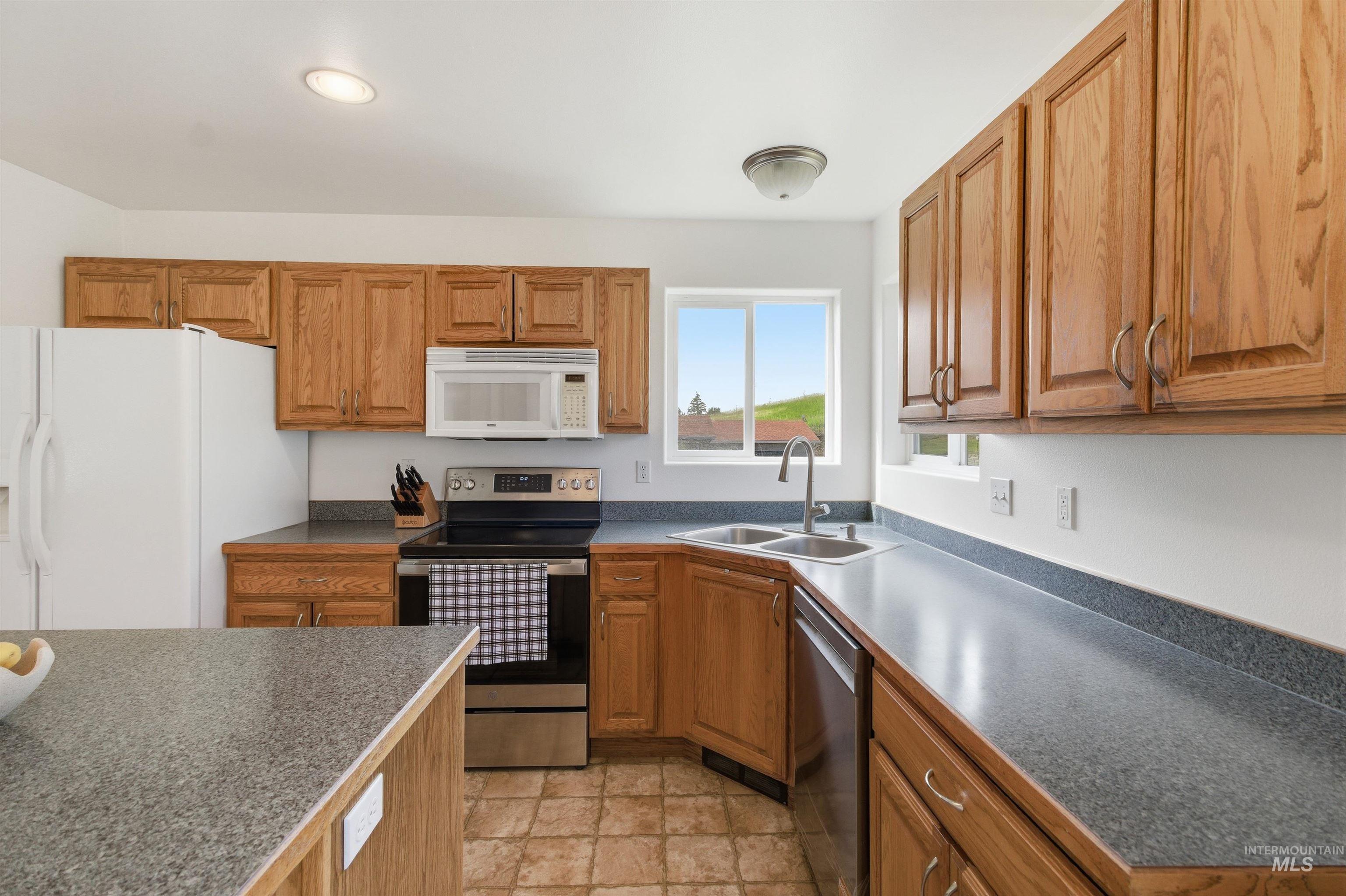 483 E Valleyview Avenue, Genesee, Idaho 83832, 5 Bedrooms, 3 Bathrooms, Residential For Sale, Price $480,000,MLS 98989240