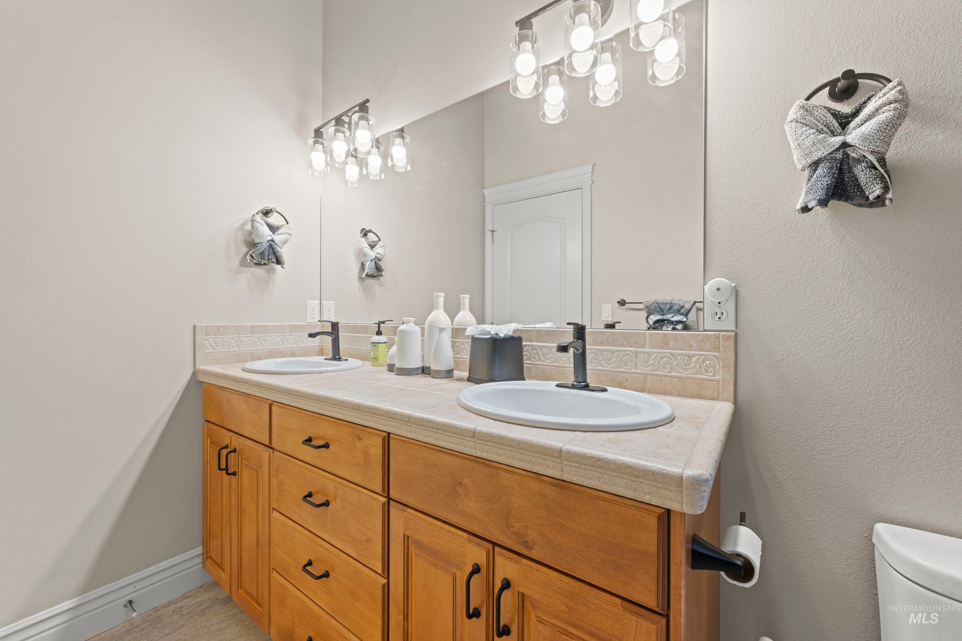 214 E Shafer Vw, Meridian, Idaho 83642-2581, 5 Bedrooms, 4.5 Bathrooms, Residential For Sale, Price $1,209,000,MLS 98989243