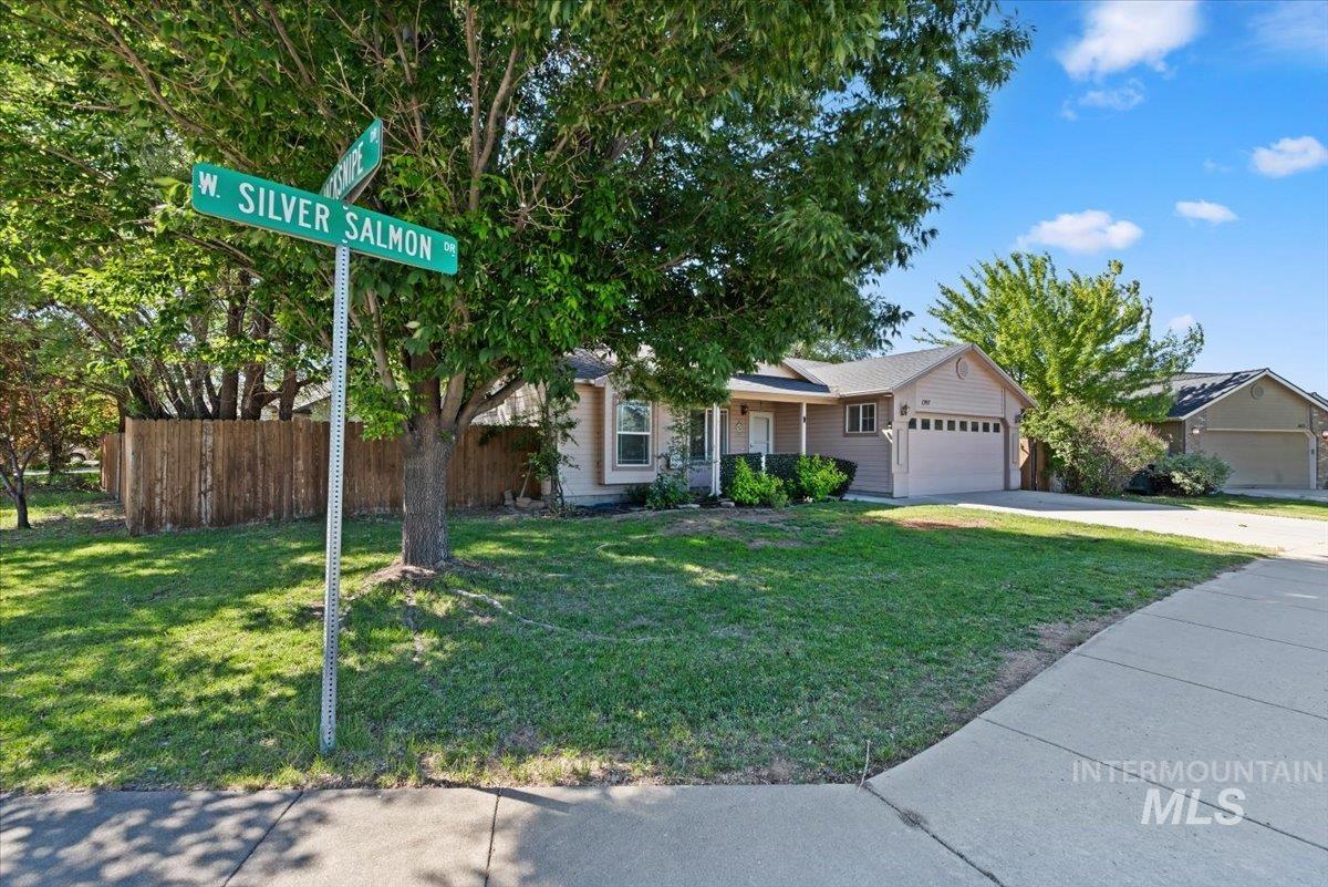 1397 W Silver Salmon Dr, Meridian, Idaho 83642, 3 Bedrooms, 2 Bathrooms, Residential For Sale, Price $420,000,MLS 98989251