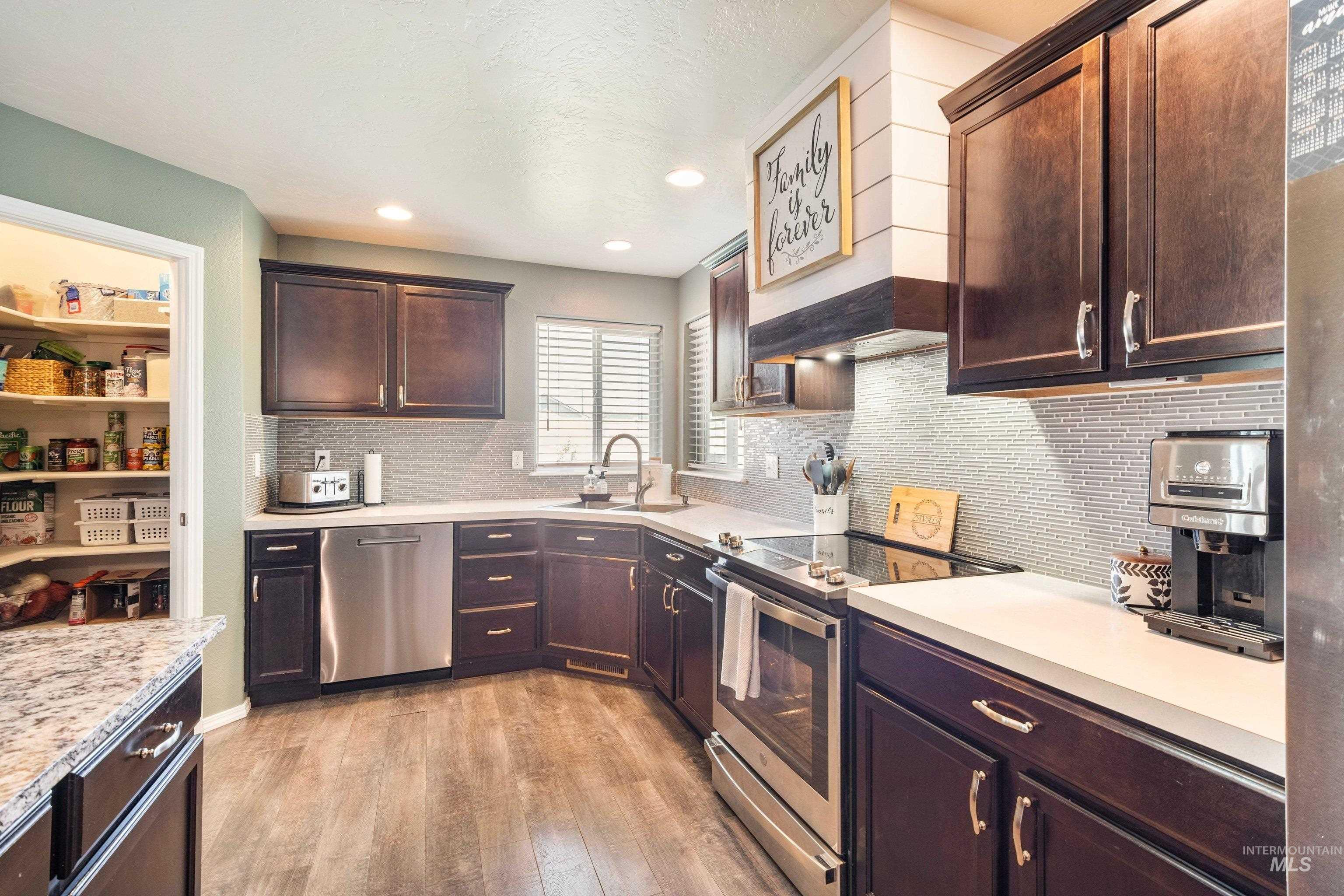 3028 W Navy St., Kuna, Idaho 83634-0000, 4 Bedrooms, 2.5 Bathrooms, Residential For Sale, Price $529,900,MLS 98989258
