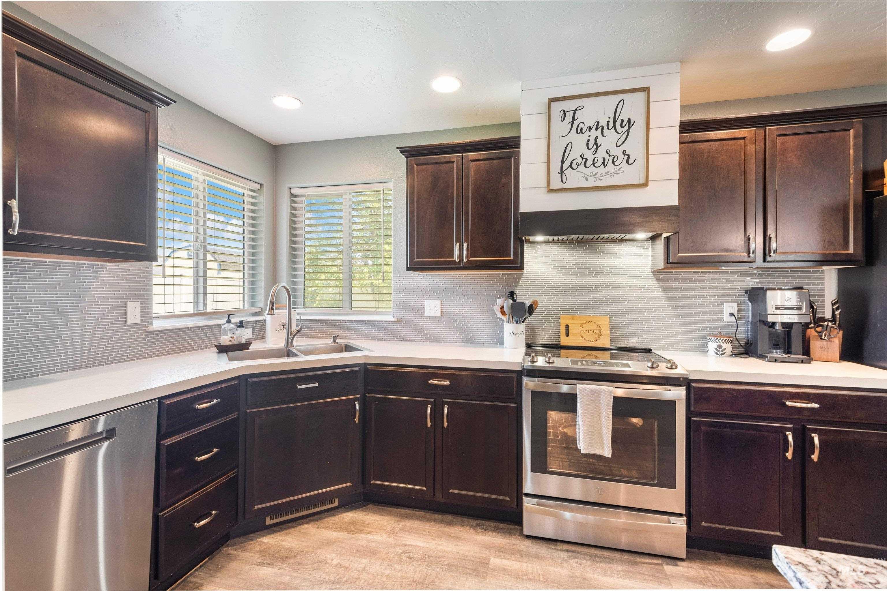3028 W Navy St., Kuna, Idaho 83634-0000, 4 Bedrooms, 2.5 Bathrooms, Residential For Sale, Price $529,900,MLS 98989258