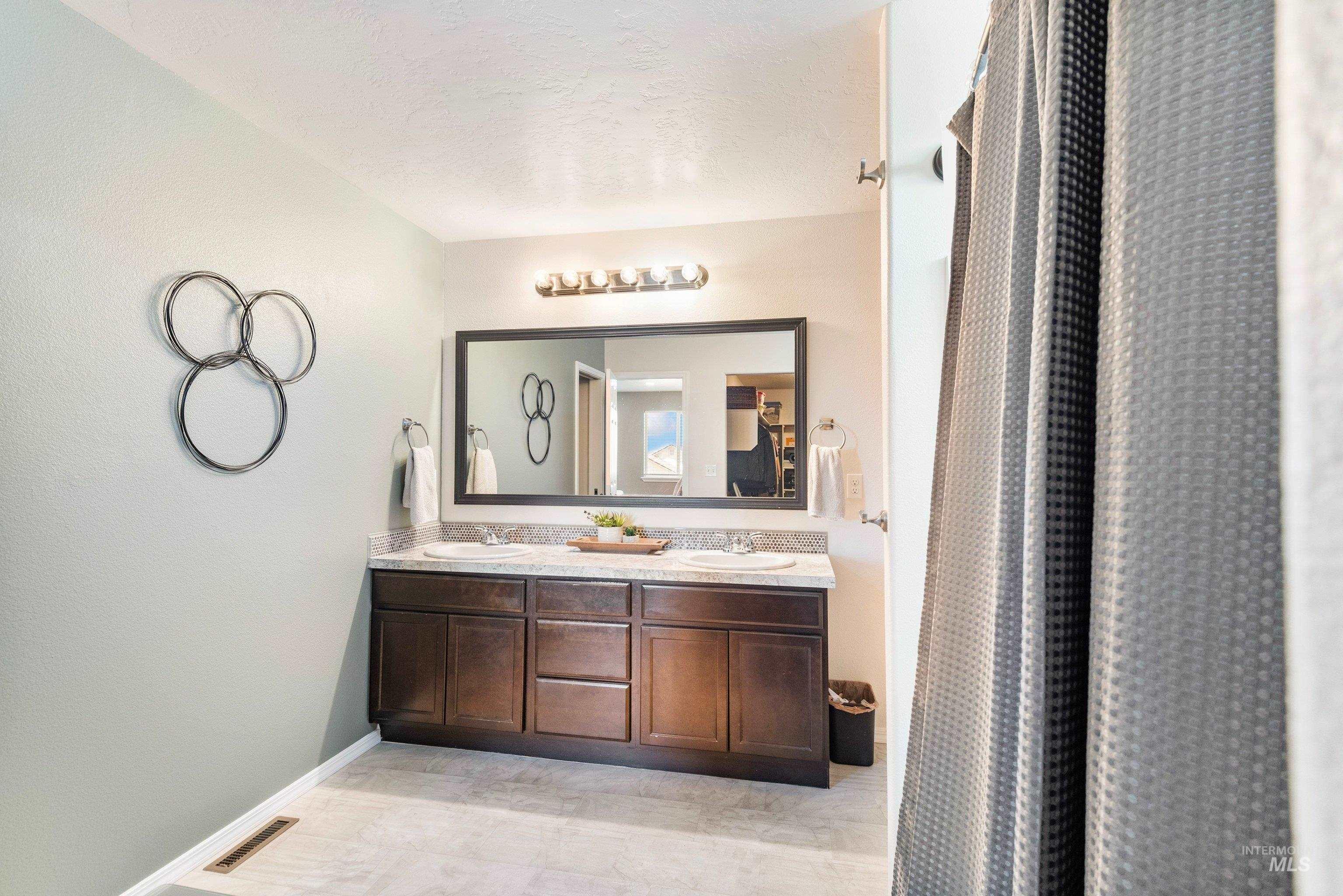 3028 W Navy St., Kuna, Idaho 83634-0000, 4 Bedrooms, 2.5 Bathrooms, Residential For Sale, Price $529,900,MLS 98989258