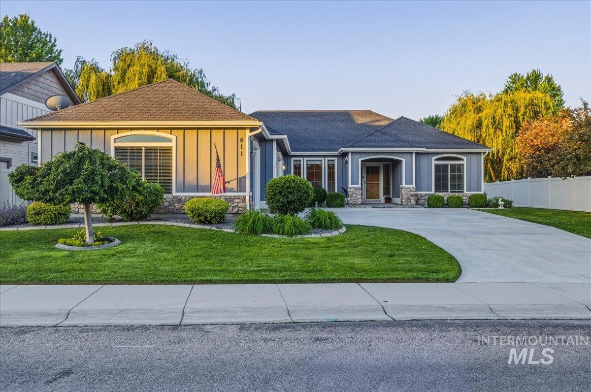 611 E Halpin Drive, Meridian, Idaho 83646, 3 Bedrooms, 2 Bathrooms, Residential For Sale, Price $525,000, 98989281