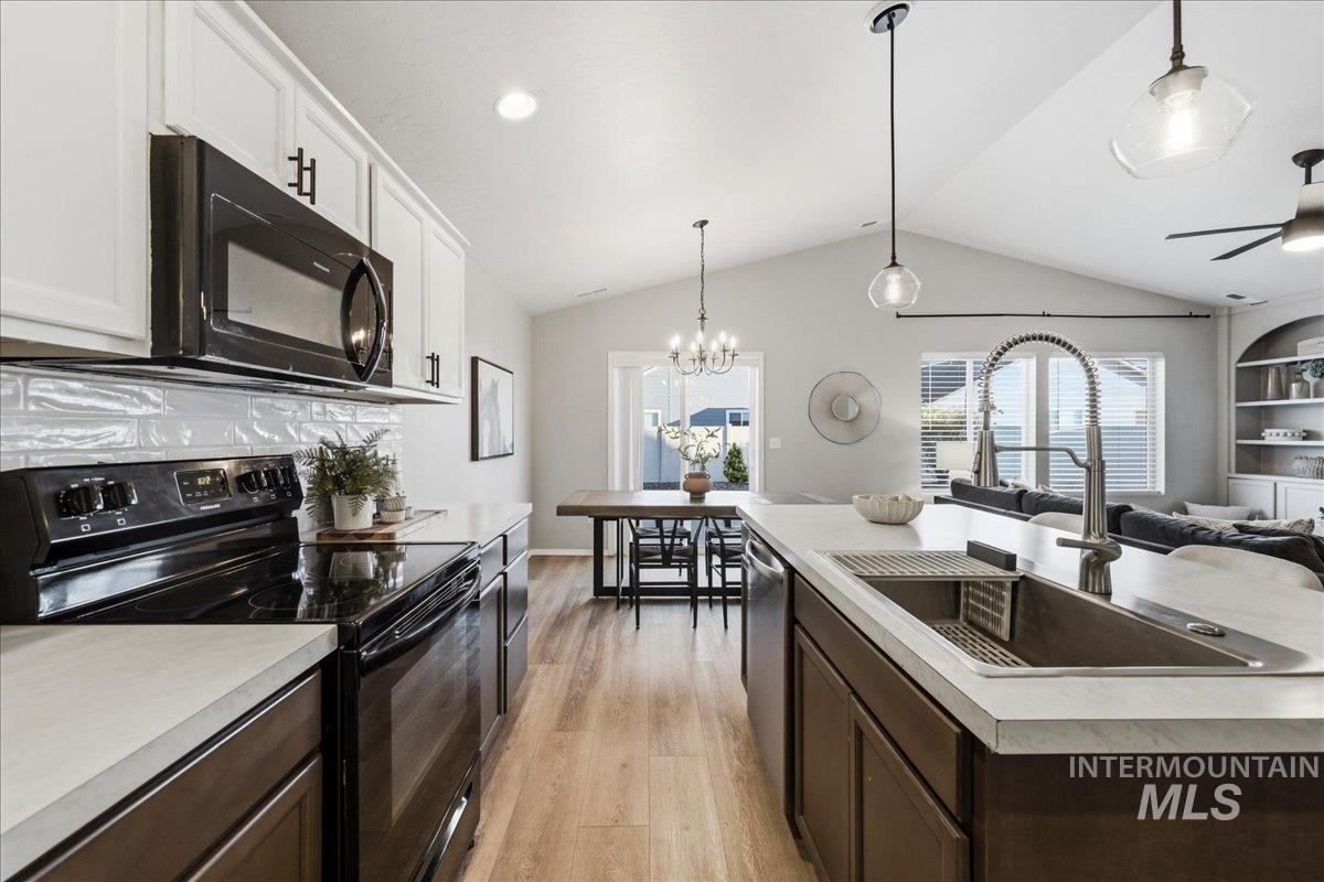 11865 W Box Canyon St., Star, Idaho 83669, 3 Bedrooms, 2 Bathrooms, Residential For Sale, Price $460,000, 98989288