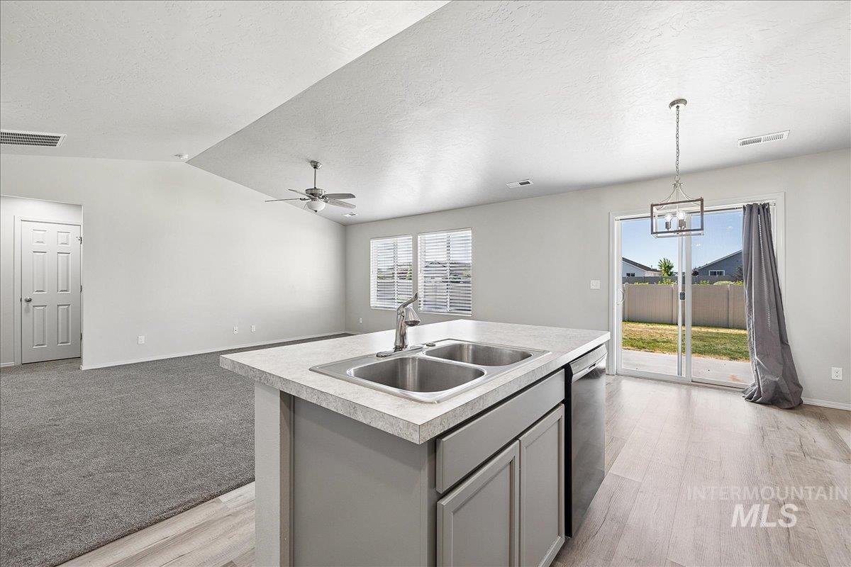 11201 Bidwell, Caldwell, Idaho 83605-8186, 3 Bedrooms, 2 Bathrooms, Residential For Sale, Price $395,000,MLS 98989322