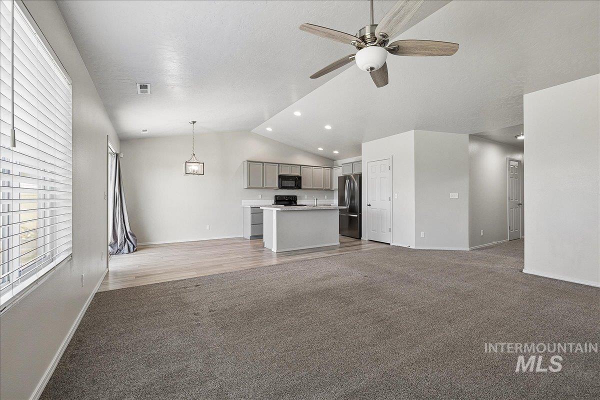 11201 Bidwell, Caldwell, Idaho 83605-8186, 3 Bedrooms, 2 Bathrooms, Residential For Sale, Price $395,000,MLS 98989322