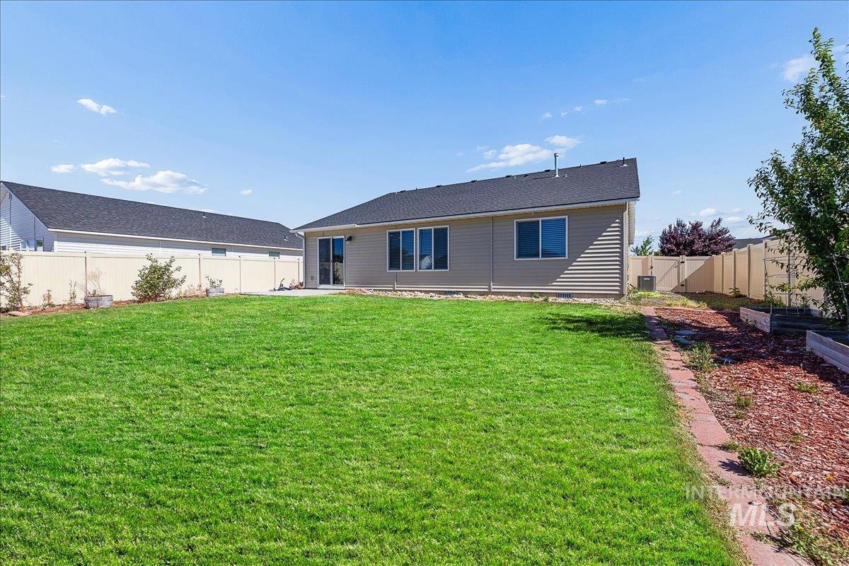 11201 Bidwell, Caldwell, Idaho 83605-8186, 3 Bedrooms, 2 Bathrooms, Residential For Sale, Price $395,000,MLS 98989322