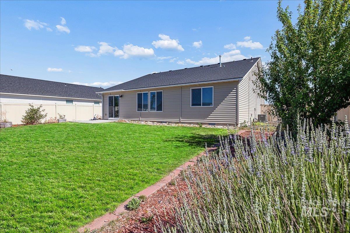 11201 Bidwell, Caldwell, Idaho 83605-8186, 3 Bedrooms, 2 Bathrooms, Residential For Sale, Price $395,000,MLS 98989322