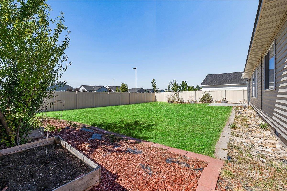 11201 Bidwell, Caldwell, Idaho 83605-8186, 3 Bedrooms, 2 Bathrooms, Residential For Sale, Price $395,000,MLS 98989322