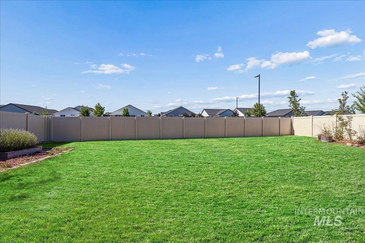 11201 Bidwell, Caldwell, Idaho 83605-8186, 3 Bedrooms, 2 Bathrooms, Residential For Sale, Price $395,000,MLS 98989322