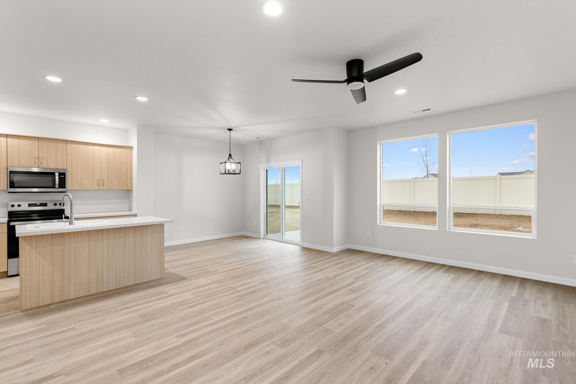 952 Thunderbolt St, Mountain Home, Idaho 83647, 3 Bedrooms, 2.5 Bathrooms, Residential For Sale, Price $389,990, 98989358