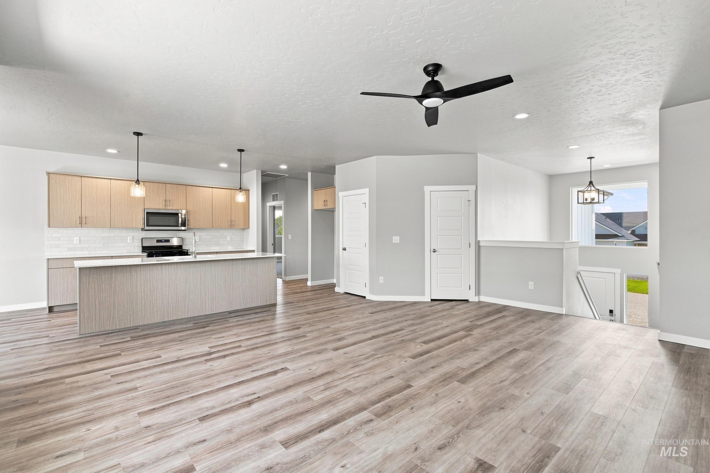 11724 W Snow Flower Dr, Star, Idaho 83669, 4 Bedrooms, 2 Bathrooms, Residential For Sale, Price $579,990,MLS 98989360