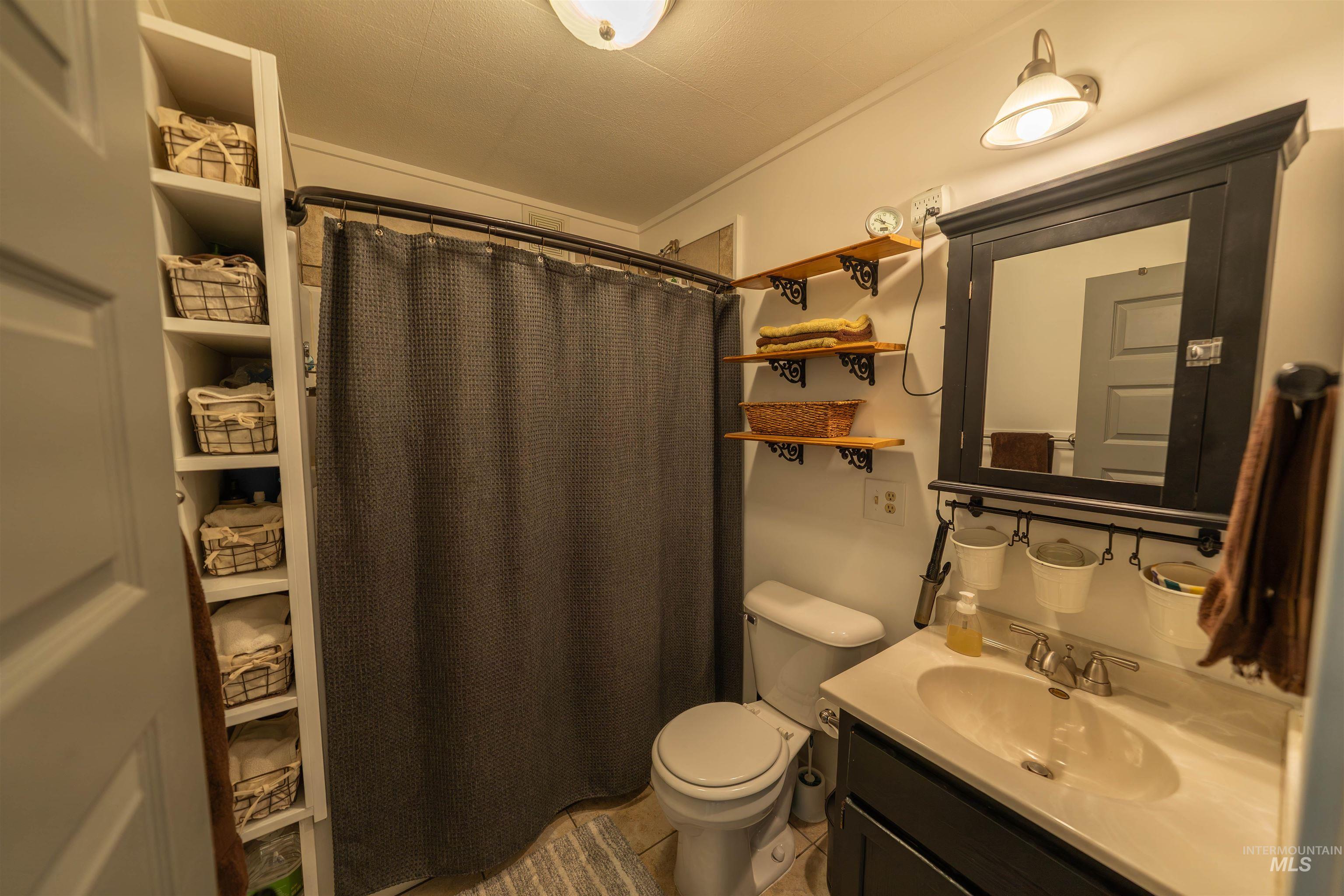 5692 Meadow Creek Road, Bonners Ferry, Idaho 83805, 2 Bedrooms, 1 Bathroom, Residential For Sale, Price $1,200,000,MLS 98989399