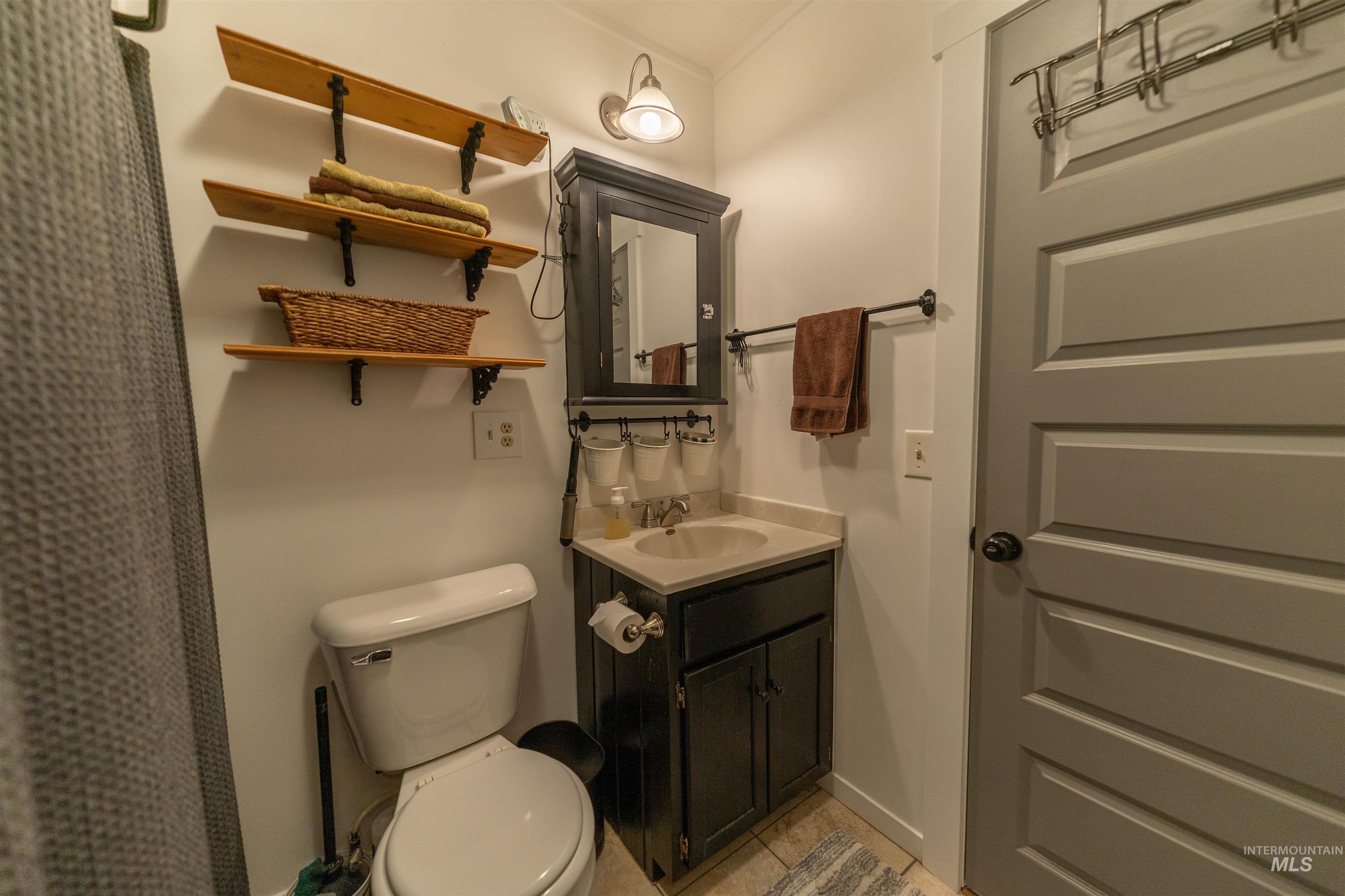 5692 Meadow Creek Road, Bonners Ferry, Idaho 83805, 2 Bedrooms, 1 Bathroom, Residential For Sale, Price $1,200,000,MLS 98989399