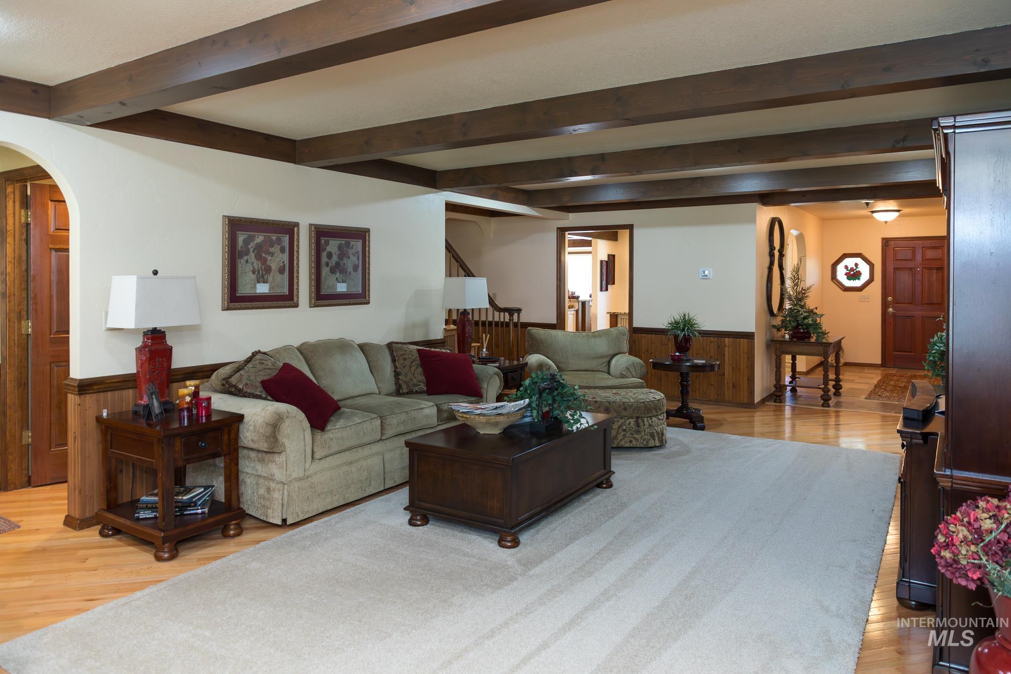 1015 SW 12th St, Ontario, Oregon 97914, 5 Bedrooms, 4.5 Bathrooms, Residential For Sale, Price $599,000, 98989407