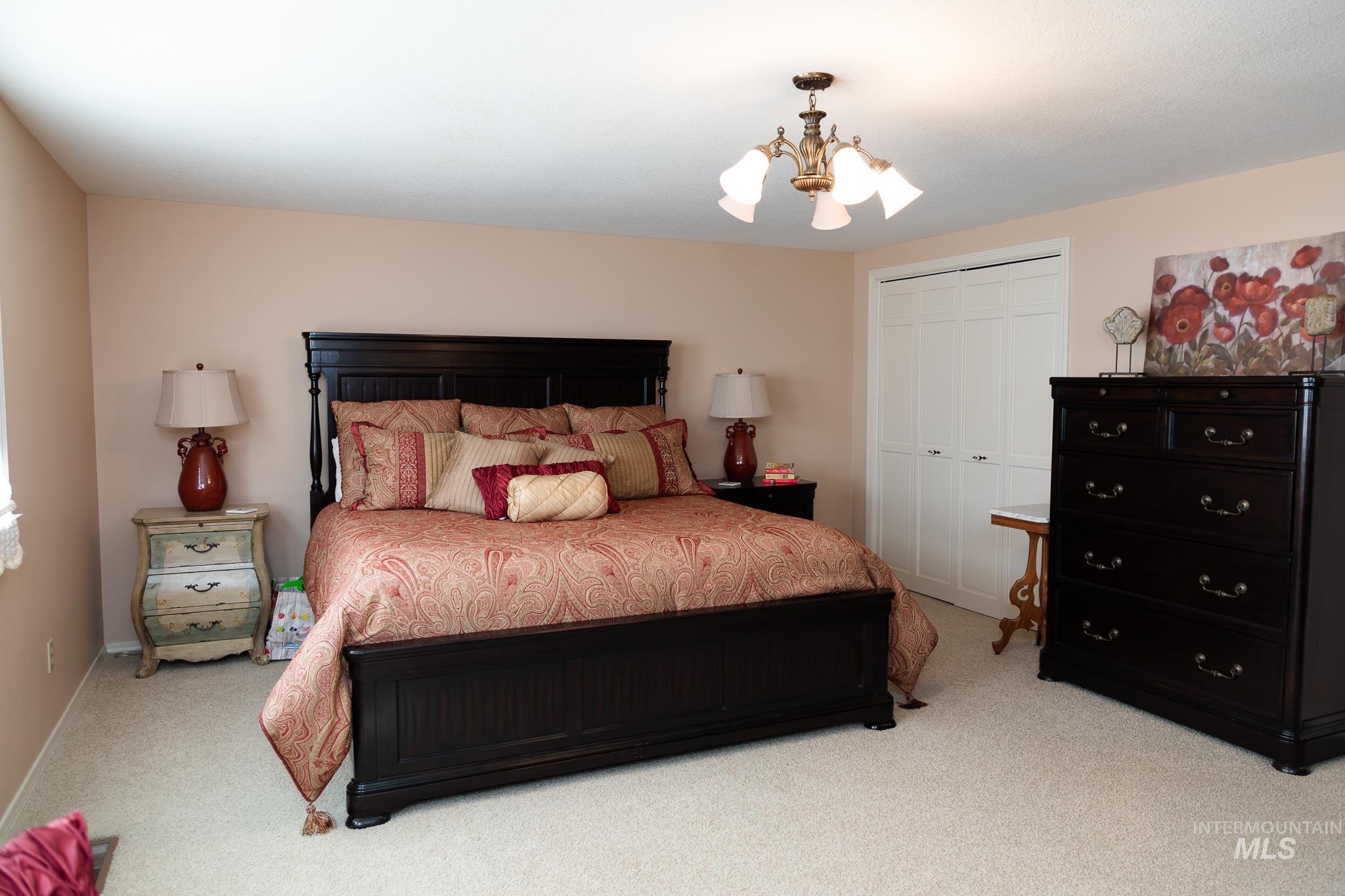 1015 SW 12th St, Ontario, Oregon 97914, 5 Bedrooms, 4.5 Bathrooms, Residential For Sale, Price $599,000, 98989407