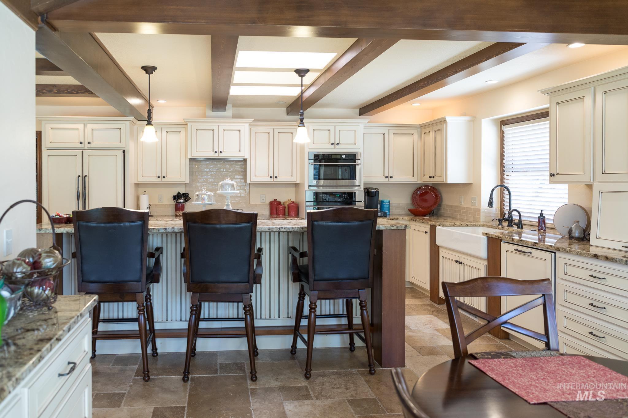 1015 SW 12th St, Ontario, Oregon 97914, 5 Bedrooms, 4.5 Bathrooms, Residential For Sale, Price $599,000, 98989407