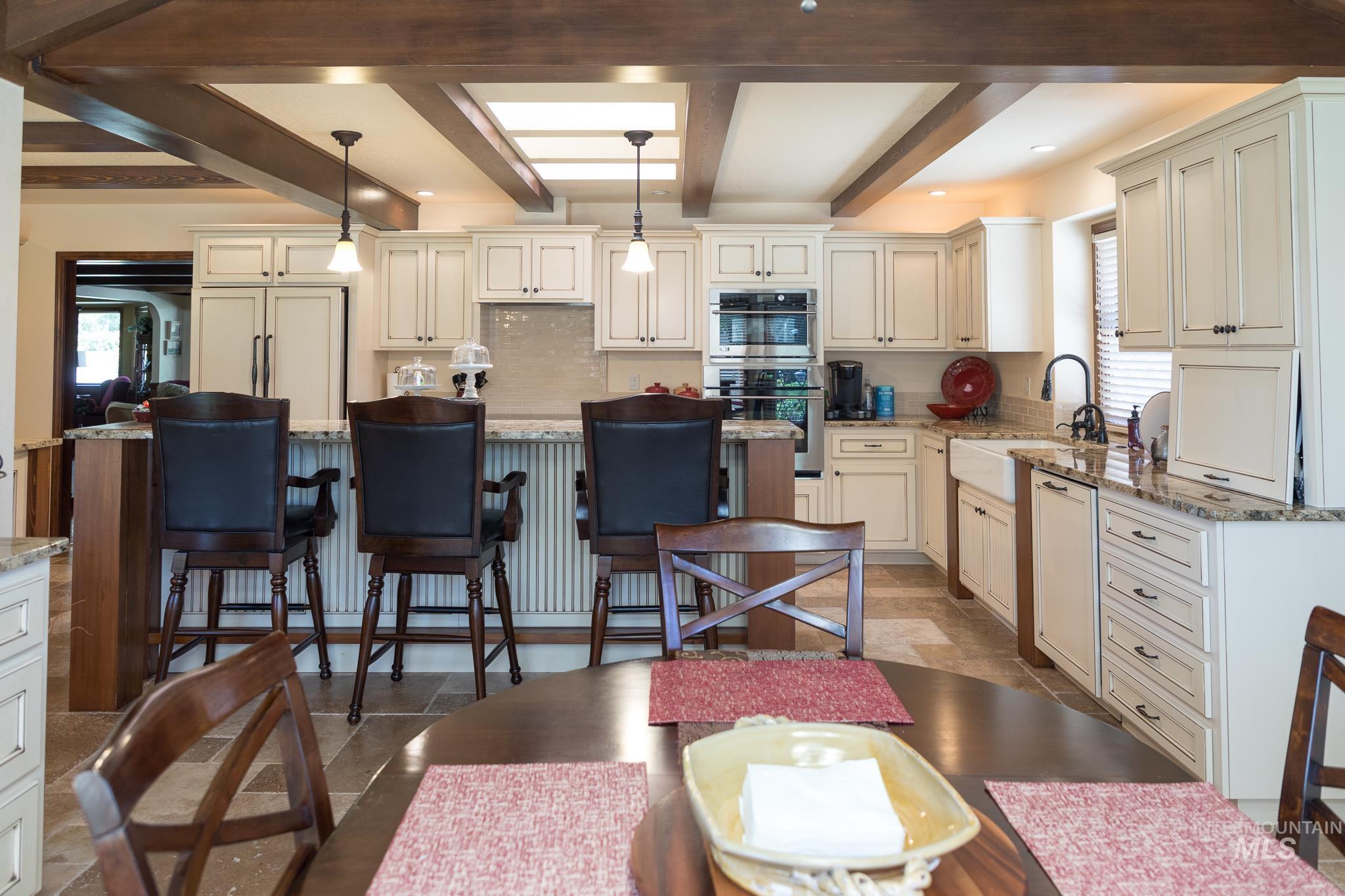 1015 SW 12th St, Ontario, Oregon 97914, 5 Bedrooms, 4.5 Bathrooms, Residential For Sale, Price $599,000, 98989407