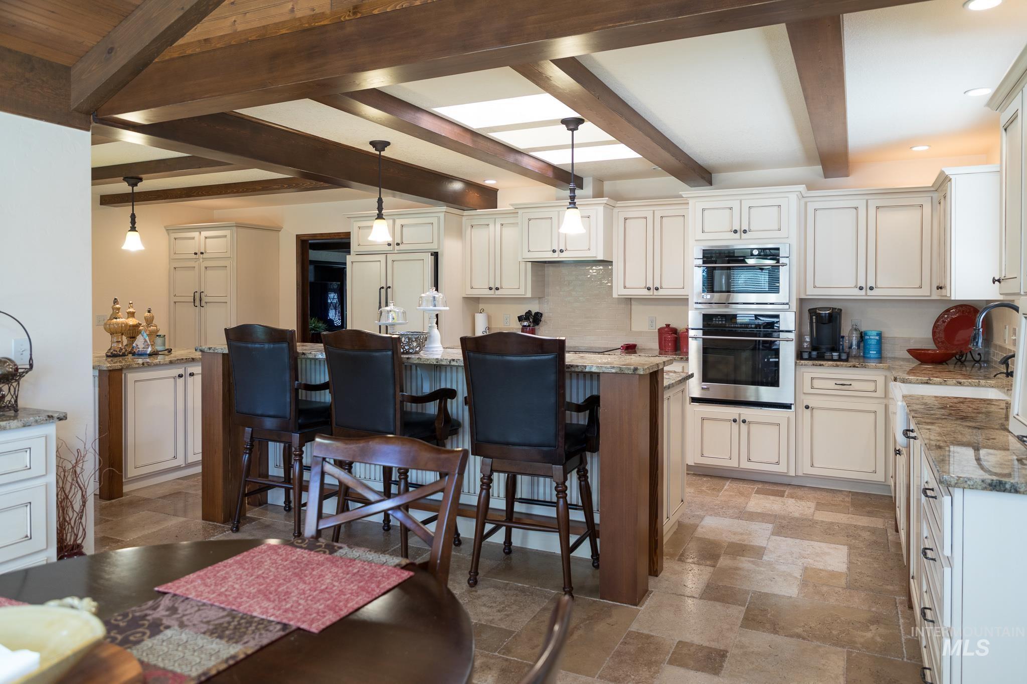 1015 SW 12th St, Ontario, Oregon 97914, 5 Bedrooms, 4.5 Bathrooms, Residential For Sale, Price $599,000, 98989407