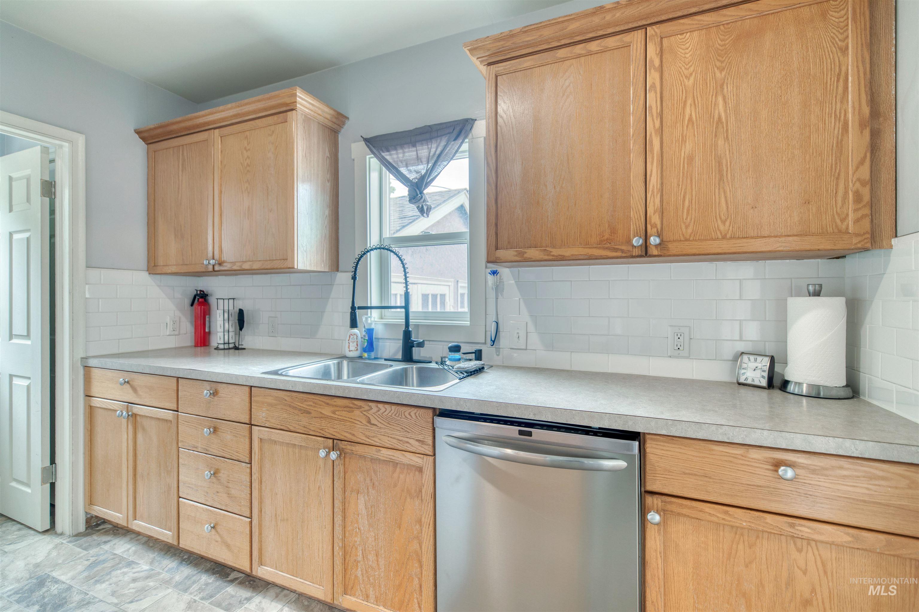 515 S 16Th Ave, Caldwell, Idaho 83605-4228, 4 Bedrooms, 2 Bathrooms, Residential For Sale, Price $335,000,MLS 98989433