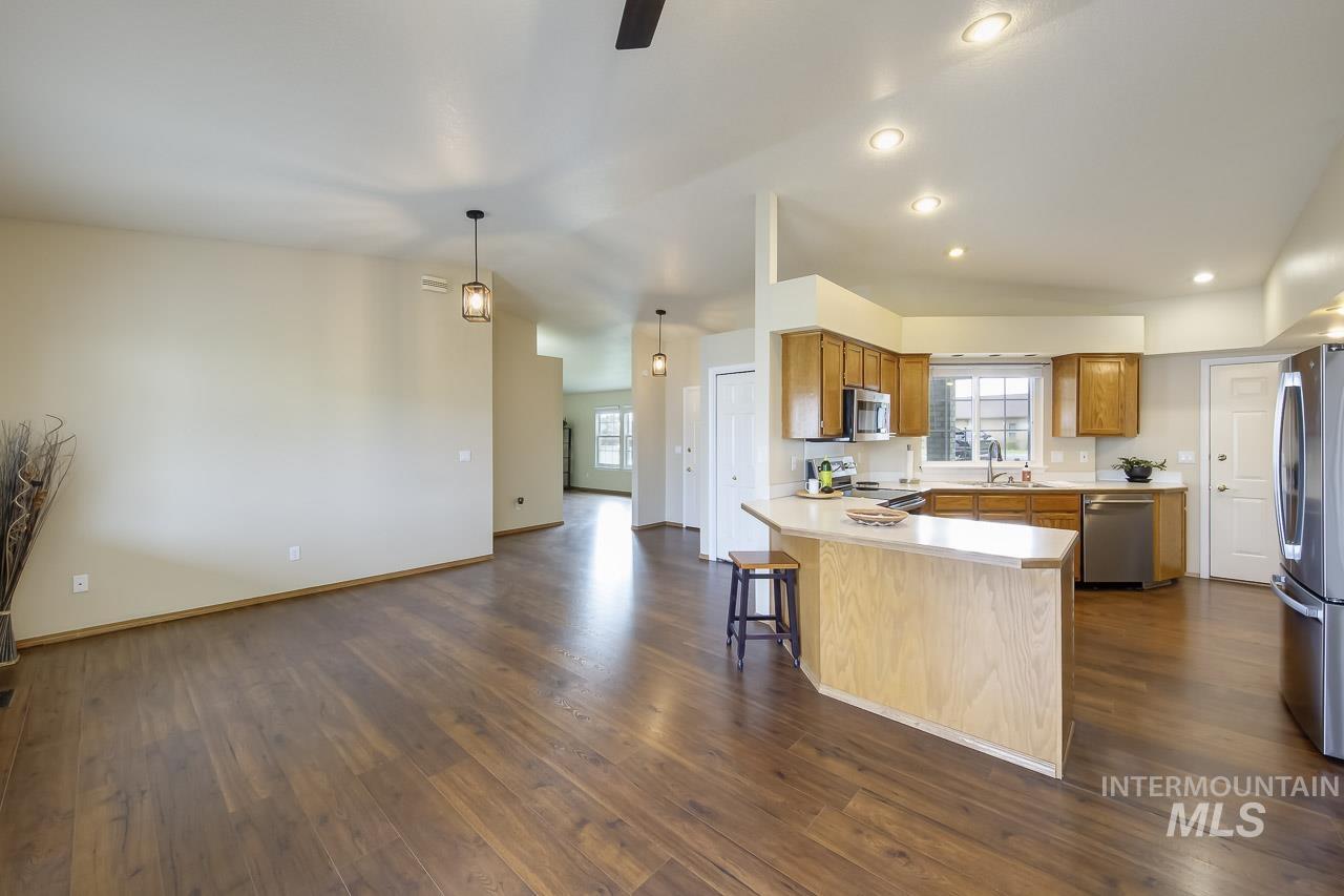 1100 Burnett Dr, Nampa, Idaho 83651, 3 Bedrooms, 2 Bathrooms, Residential For Sale, Price $325,000,MLS 98989445