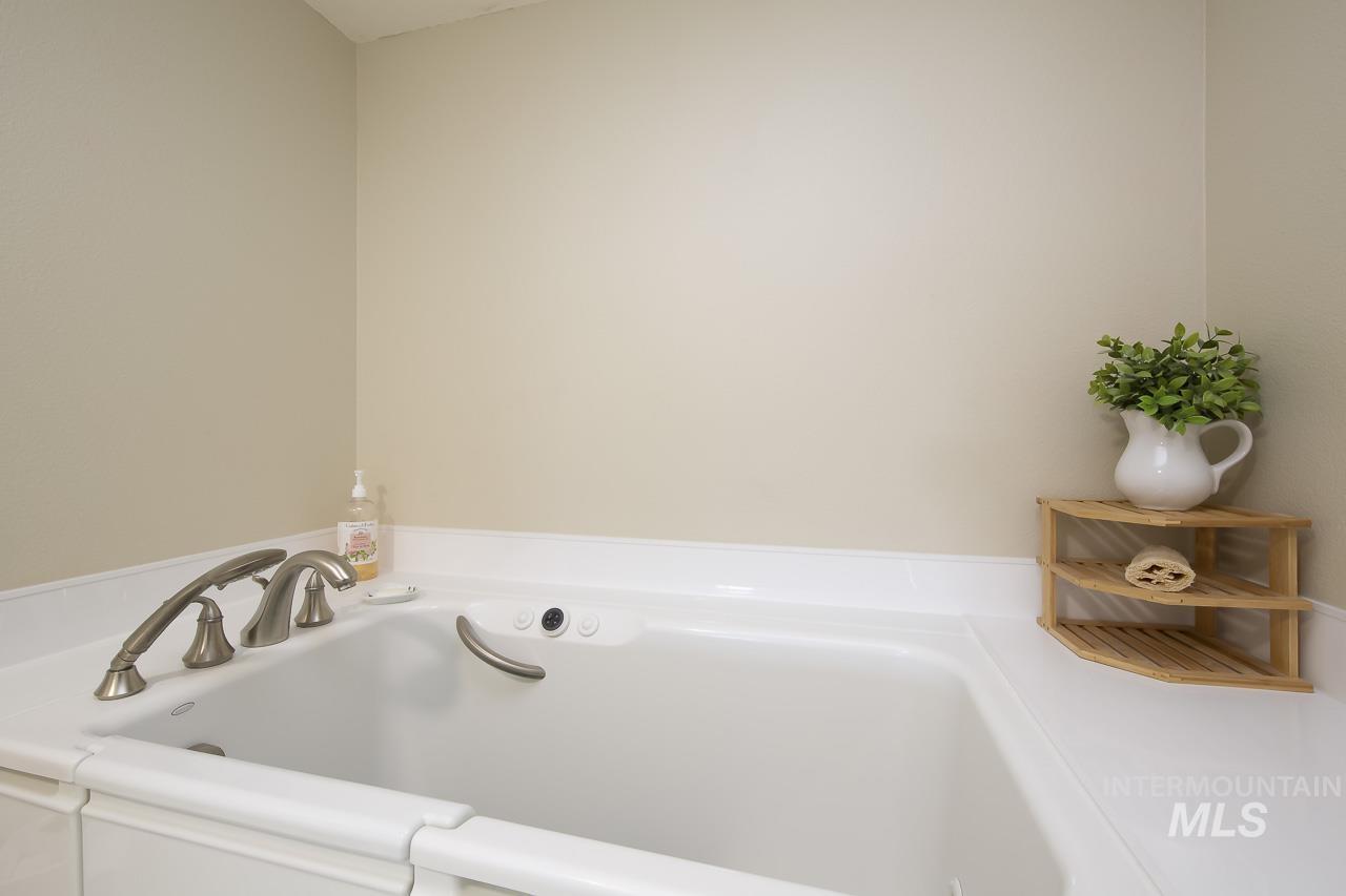 1100 Burnett Dr, Nampa, Idaho 83651, 3 Bedrooms, 2 Bathrooms, Residential For Sale, Price $325,000,MLS 98989445