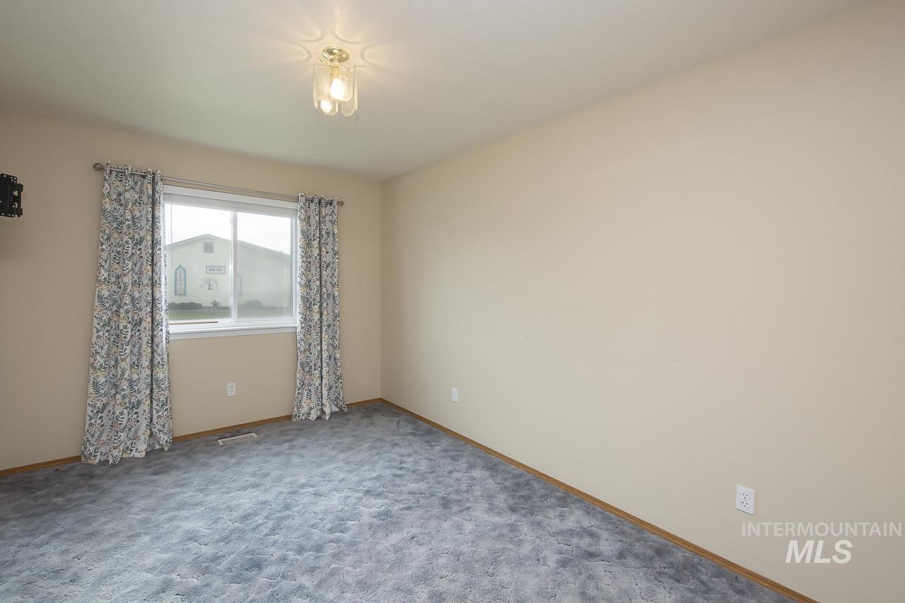 1100 Burnett Dr, Nampa, Idaho 83651, 3 Bedrooms, 2 Bathrooms, Residential For Sale, Price $325,000,MLS 98989445