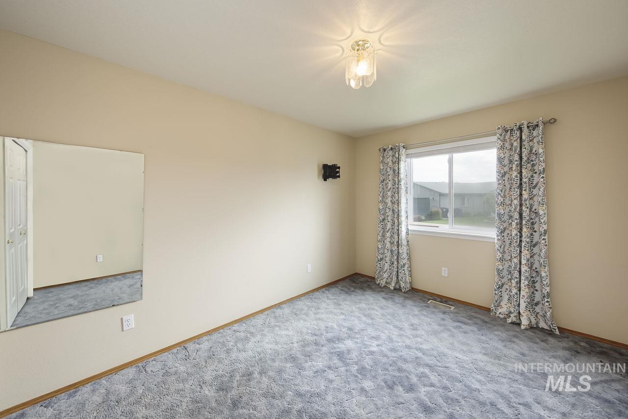 1100 Burnett Dr, Nampa, Idaho 83651, 3 Bedrooms, 2 Bathrooms, Residential For Sale, Price $325,000,MLS 98989445