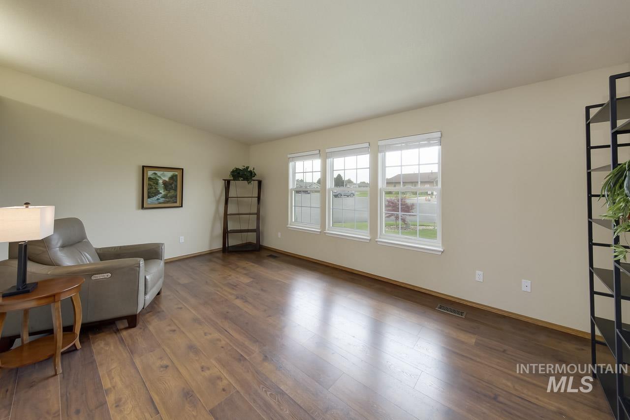 1100 Burnett Dr, Nampa, Idaho 83651, 3 Bedrooms, 2 Bathrooms, Residential For Sale, Price $325,000,MLS 98989445