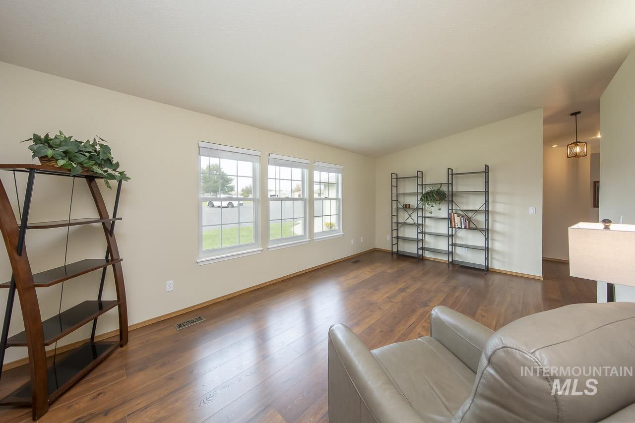1100 Burnett Dr, Nampa, Idaho 83651, 3 Bedrooms, 2 Bathrooms, Residential For Sale, Price $325,000,MLS 98989445
