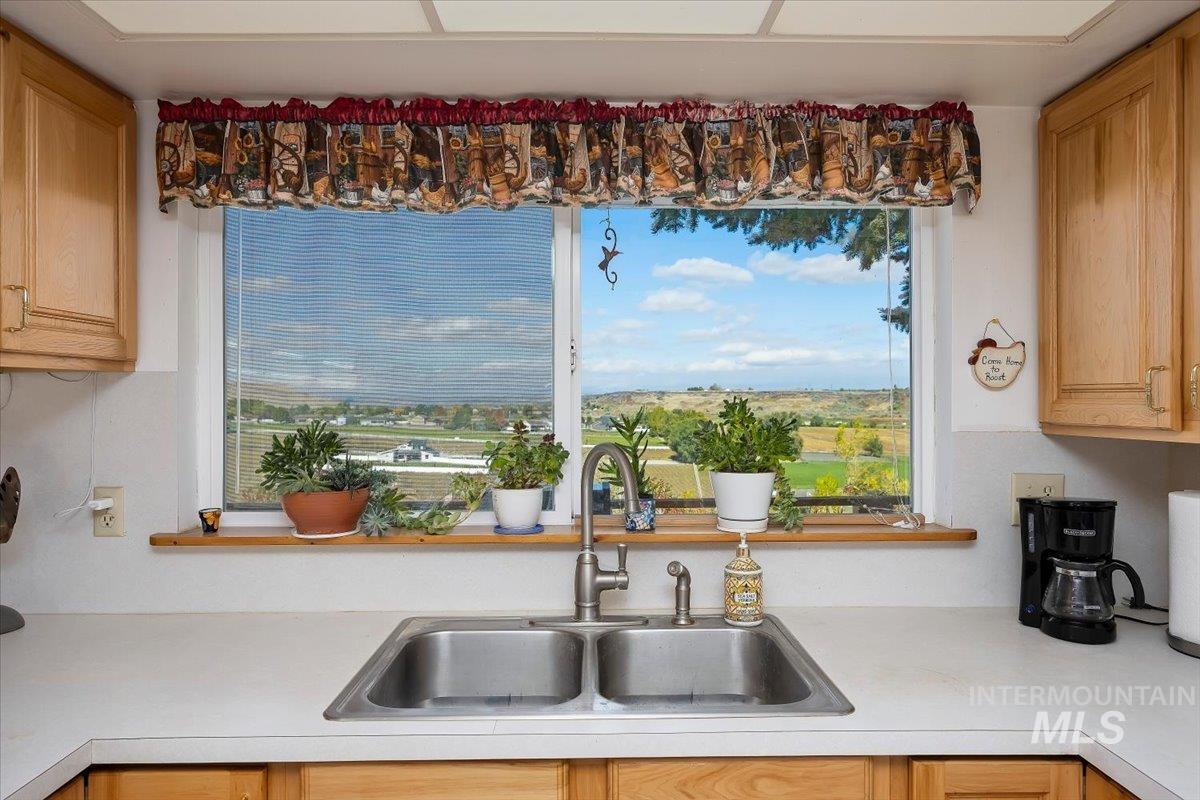 982 A E 2700 S, Hagerman, Idaho 83332, 3 Bedrooms, 3 Bathrooms, Residential For Sale, Price $539,000, 98989460