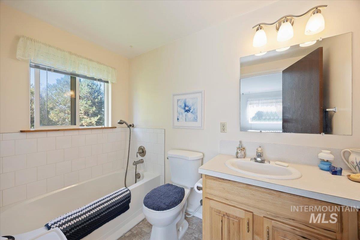 982 A E 2700 S, Hagerman, Idaho 83332, 3 Bedrooms, 3 Bathrooms, Residential For Sale, Price $539,000, 98989460