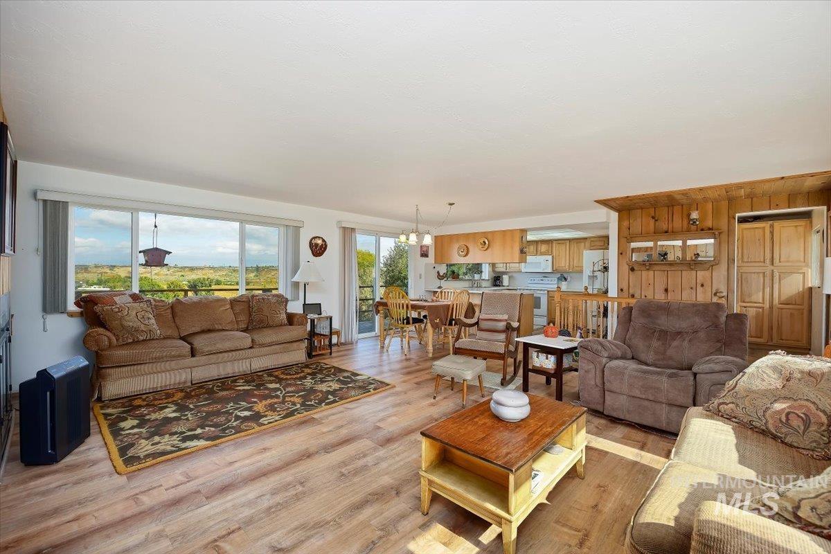982 A E 2700 S, Hagerman, Idaho 83332, 3 Bedrooms, 3 Bathrooms, Residential For Sale, Price $539,000, 98989460