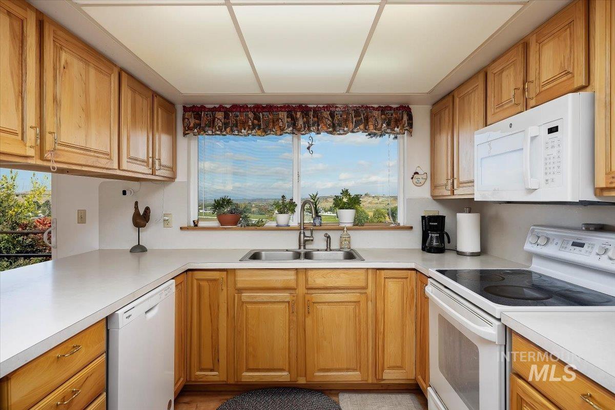 982 A E 2700 S, Hagerman, Idaho 83332, 3 Bedrooms, 3 Bathrooms, Residential For Sale, Price $539,000, 98989460