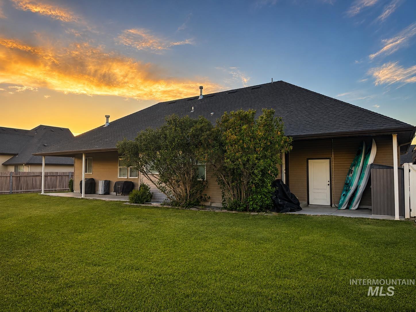 1057 Oakwood Ave., Burley, Idaho 83318, 5 Bedrooms, 3 Bathrooms, Residential For Sale, Price $485,000, 98989503