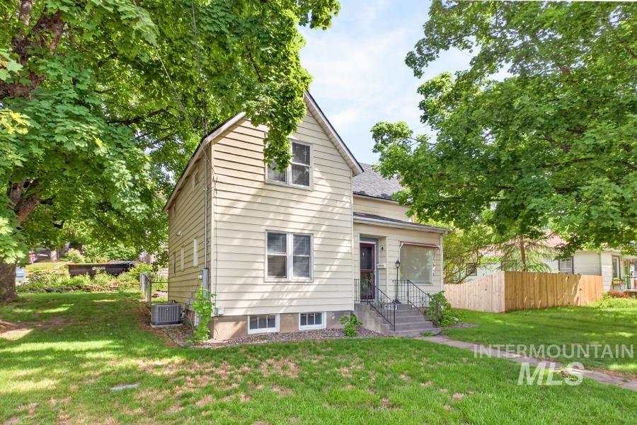 522 W A St., Moscow, Idaho 83843, 4 Bedrooms, 1.5 Bathrooms, Residential For Sale, Price $410,000, 98989531