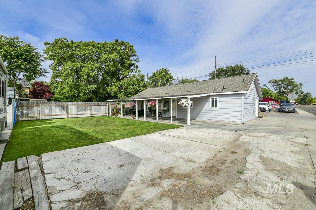 1015 S 7th. St., Nampa, Idaho 83651, 3 Bedrooms, 2 Bathrooms, Residential For Sale, Price $332,900, 98989541