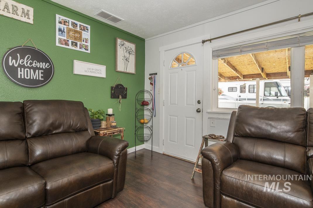 1015 S 7th. St., Nampa, Idaho 83651, 3 Bedrooms, 2 Bathrooms, Residential For Sale, Price $332,900, 98989541