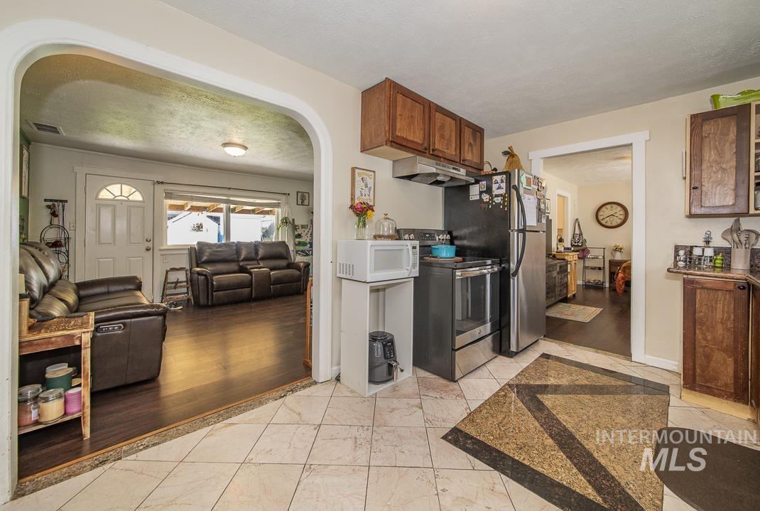1015 S 7th. St., Nampa, Idaho 83651, 3 Bedrooms, 2 Bathrooms, Residential For Sale, Price $332,900, 98989541