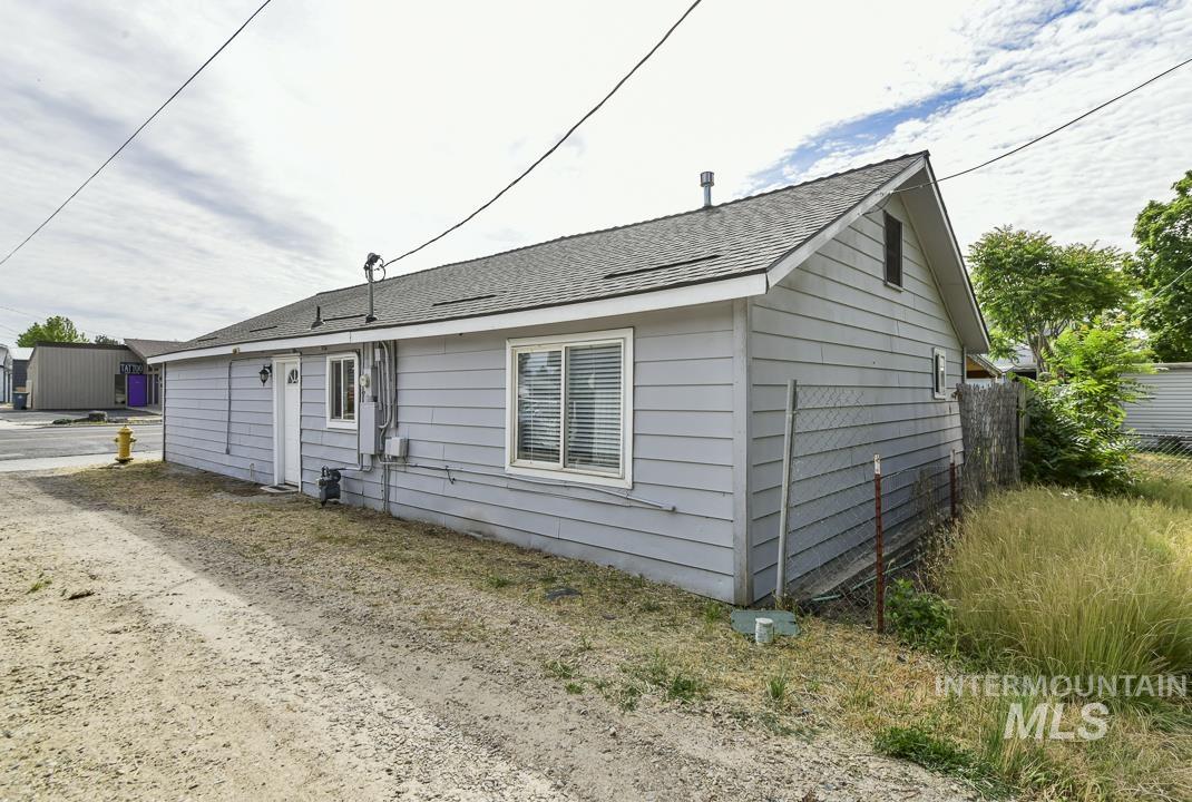 1015 S 7th. St., Nampa, Idaho 83651, 3 Bedrooms, 2 Bathrooms, Residential For Sale, Price $332,900, 98989541
