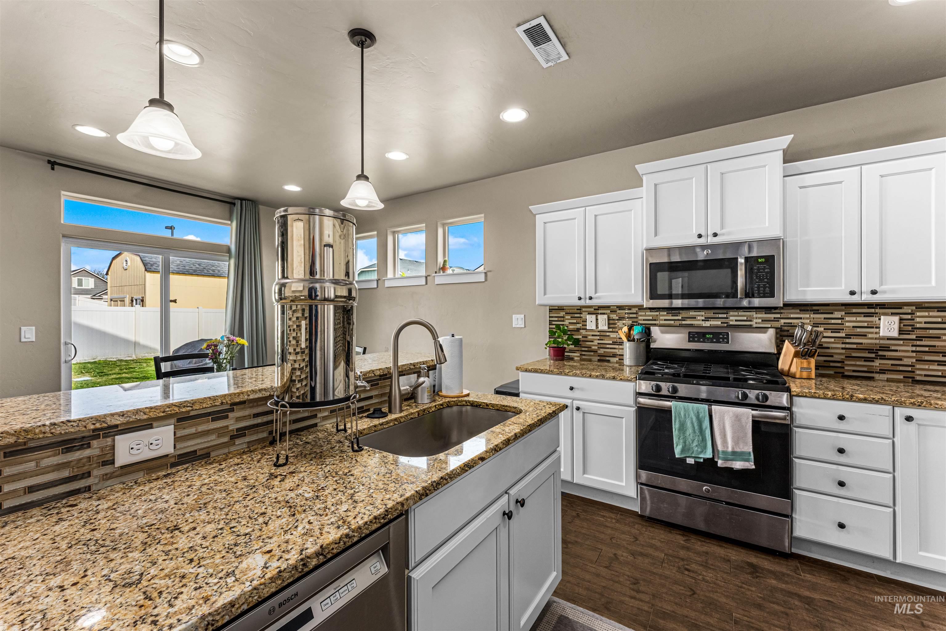 565 S Rocker Ave, Kuna, Idaho 83634, 3 Bedrooms, 2.5 Bathrooms, Residential For Sale, Price $475,000, 98989550
