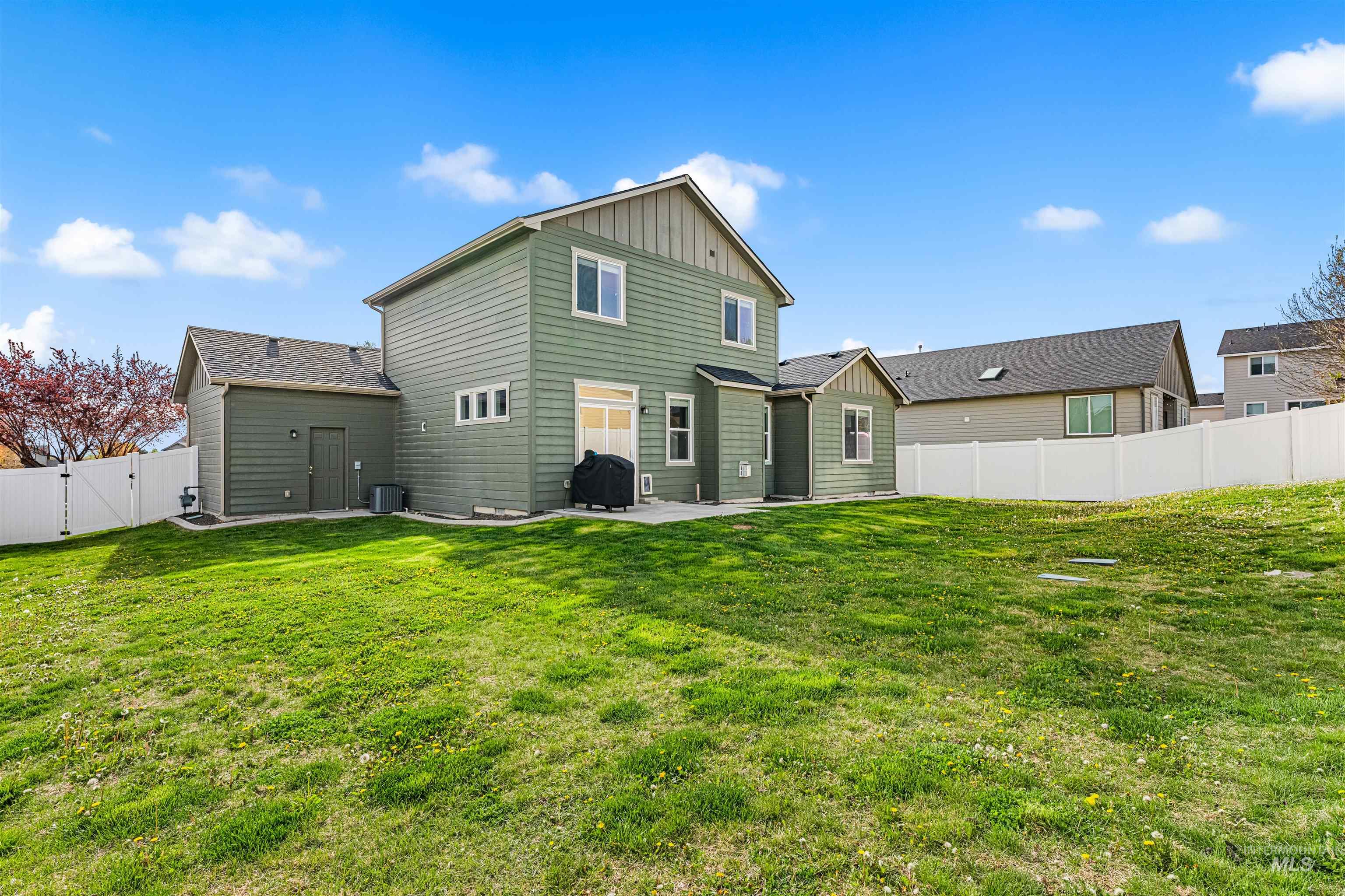 565 S Rocker Ave, Kuna, Idaho 83634, 3 Bedrooms, 2.5 Bathrooms, Residential For Sale, Price $475,000, 98989550