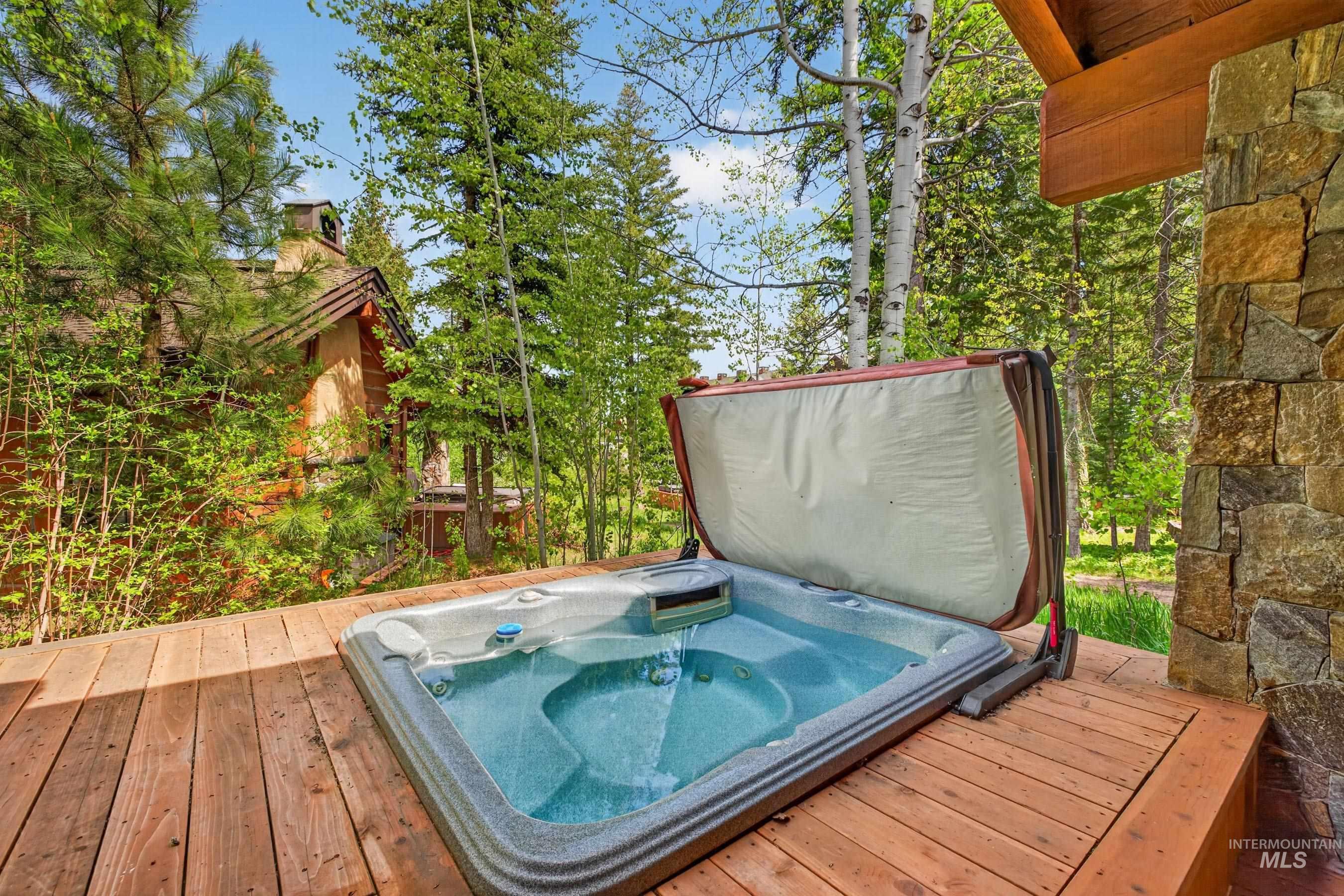 4 Rock Creek Court, Donnelly, Idaho 83615, 2 Bedrooms, 2.5 Bathrooms, Residential For Sale, Price $1,395,000,MLS 98989560