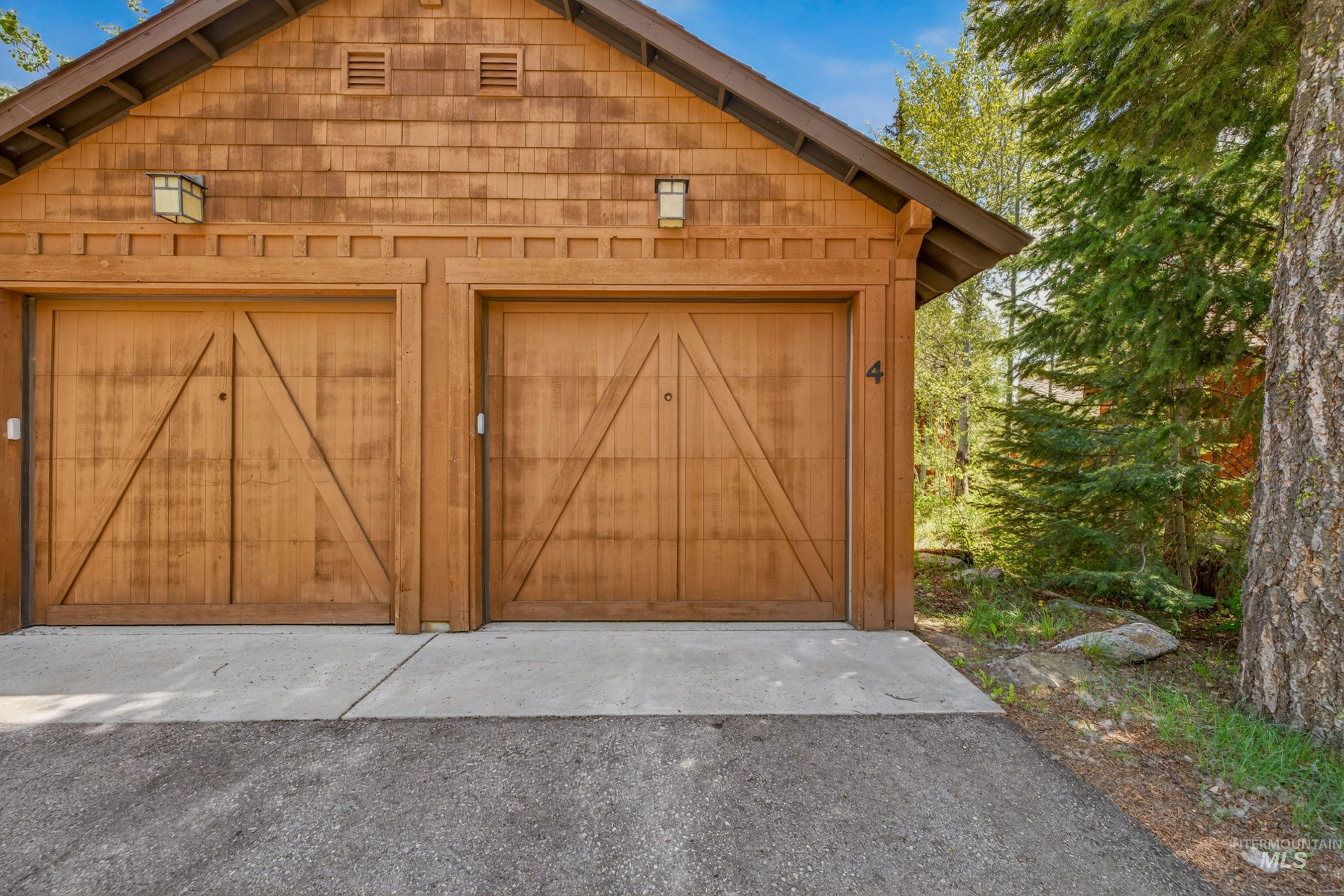 4 Rock Creek Court, Donnelly, Idaho 83615, 2 Bedrooms, 2.5 Bathrooms, Residential For Sale, Price $1,395,000,MLS 98989560
